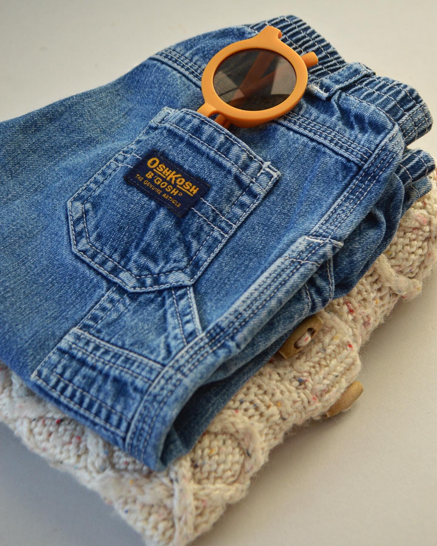 Vintage Oshkosh B&rsquo;gosh jeans~ my all time favourite style 💙👌🏼🤍 
Even better with a handknit + sunnies 😎