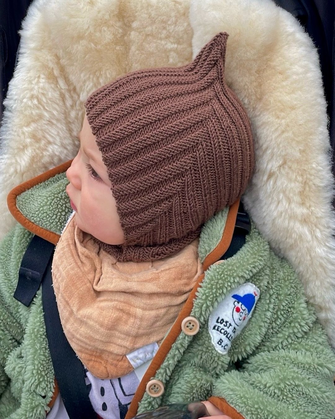 A cold snap can mean only one thing&hellip; it&rsquo;s bonnet time! ❄️🧶. And if you missed out on our previous restock, we&rsquo;re planning another for early December 🇩🇰. Let me know what colours and sizes you&rsquo;d like me to order! 

A few sn