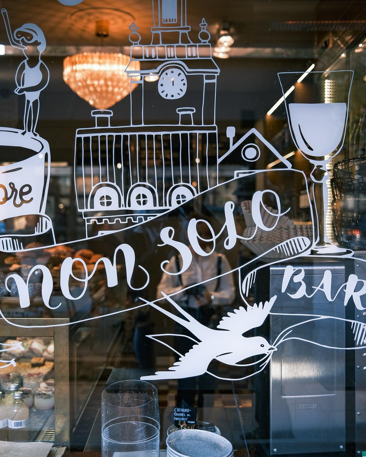 Nu har den h&auml;r mamman b&ouml;rjat jobba igen och det har s&aring;ledes blivit f&auml;rre caf&eacute;bes&ouml;k tyv&auml;rr. Men innan jul var vi och fikade p&aring; @nonsolobarstockholm. Stort plus var utrymmet. Det finns plats f&ouml;r flera ba