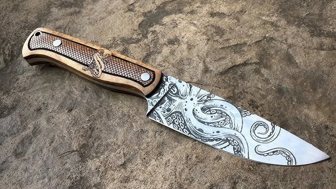 Couteau de chasse avec une lame en acier estampée de motifs de pieuvres, manche en bois avec détail en cuiraje