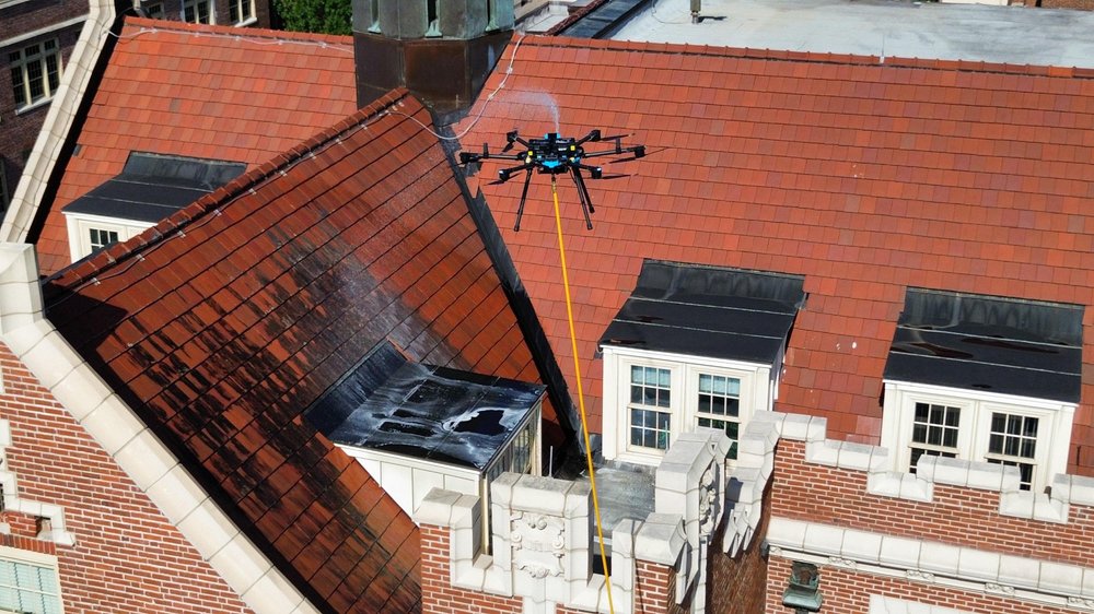 Drone équipé d’un dispositif de pulvérisation au-dessus d’une toiture
