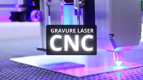 Machine de gravure laser CNC en fonctionnement, lumière violette.