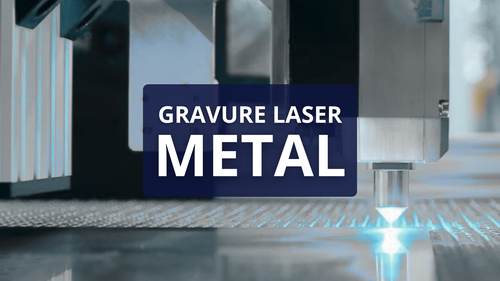 Faisceau laser bleu gravant une pièce métallique.