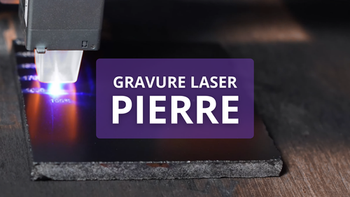 Machine laser gravant la surface d'une pierre.