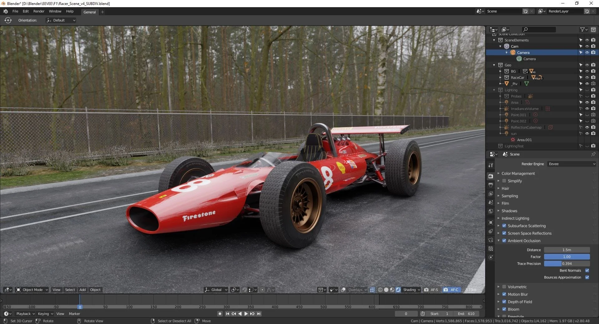 Voiture de course rouge vintage sur une route, entourée d'arbres.