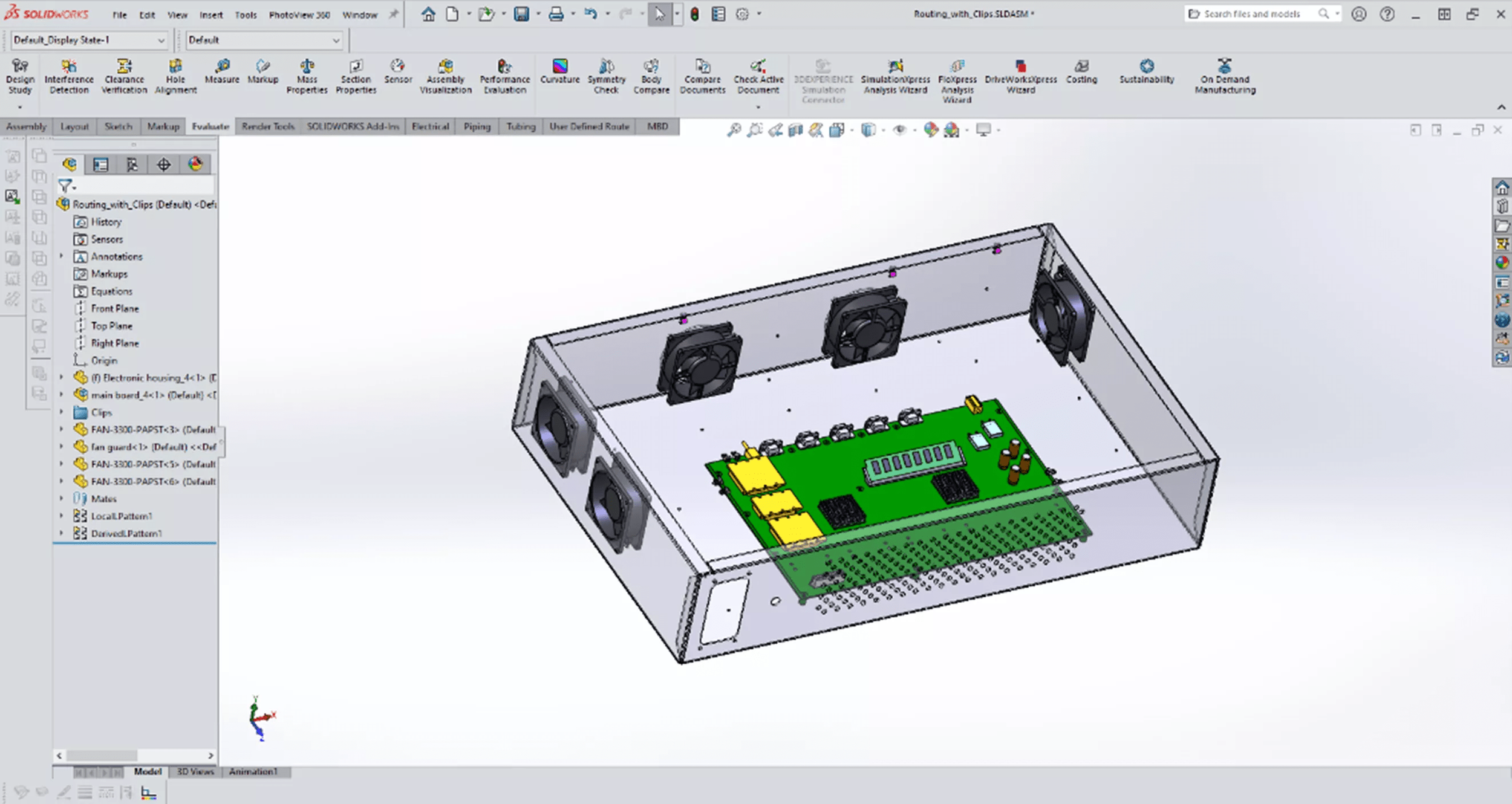 Conception 3D d'un boîtier électronique avec ventilateurs, circuit imprimé vert, connecteurs et composants électroniques dans un logiciel de modélisation SOLIDWORKS.