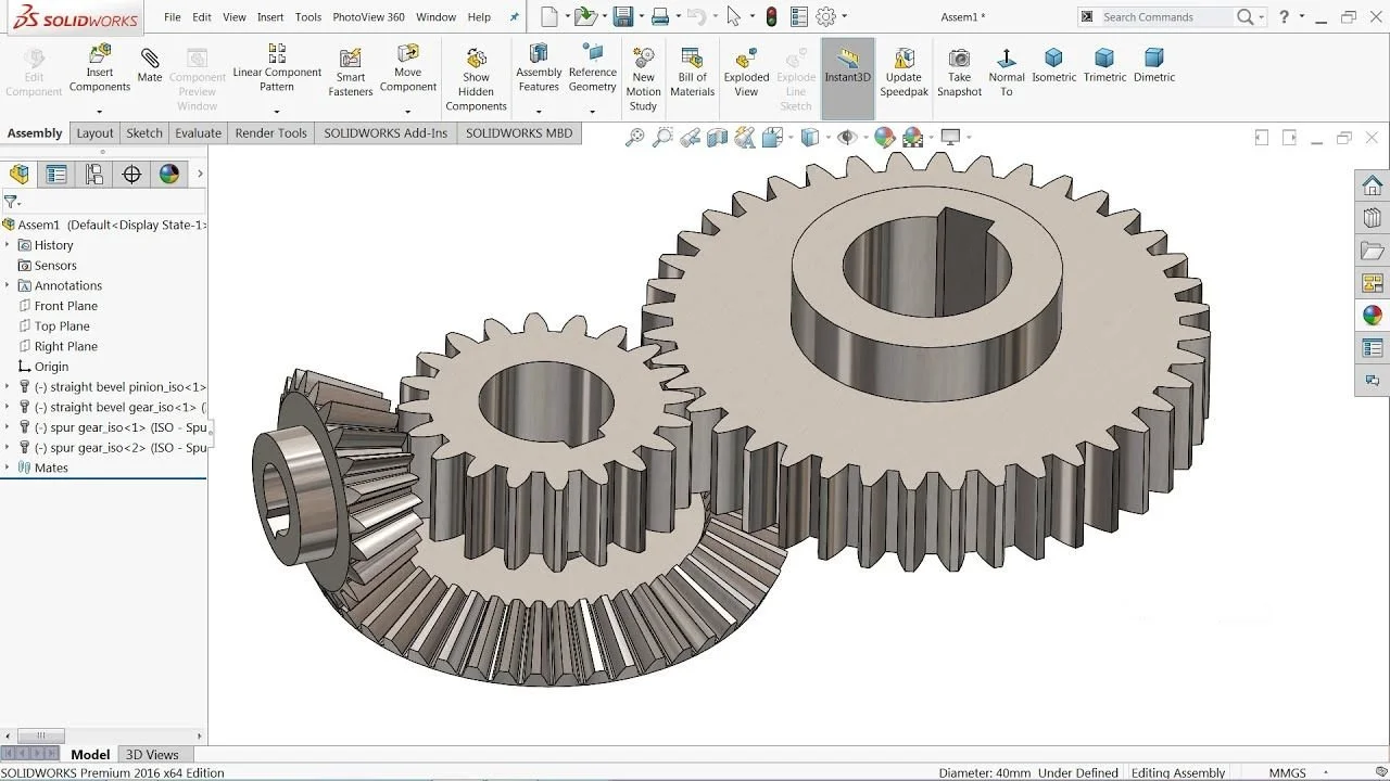 Modélisation 3D de trois engrenages en métal dans le logiciel SOLIDWORKS.