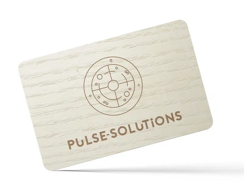 Carte de visite en bois de chêne gravée au laser avec un logo et le nom Pulse-Solutions.