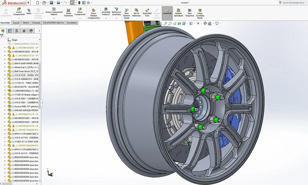 Modélisation 3D d'une roue de voiture avec un design à rayons dentelés et un système de fixation, dans SOLIDWORKS.
