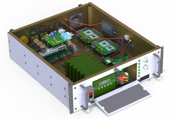 Intérieur d'une boîte électronique contenant des circuits imprimés, des composants électroniques, des câbles, un dissipateur thermique et une interface de contrôle avec écran et boutons.