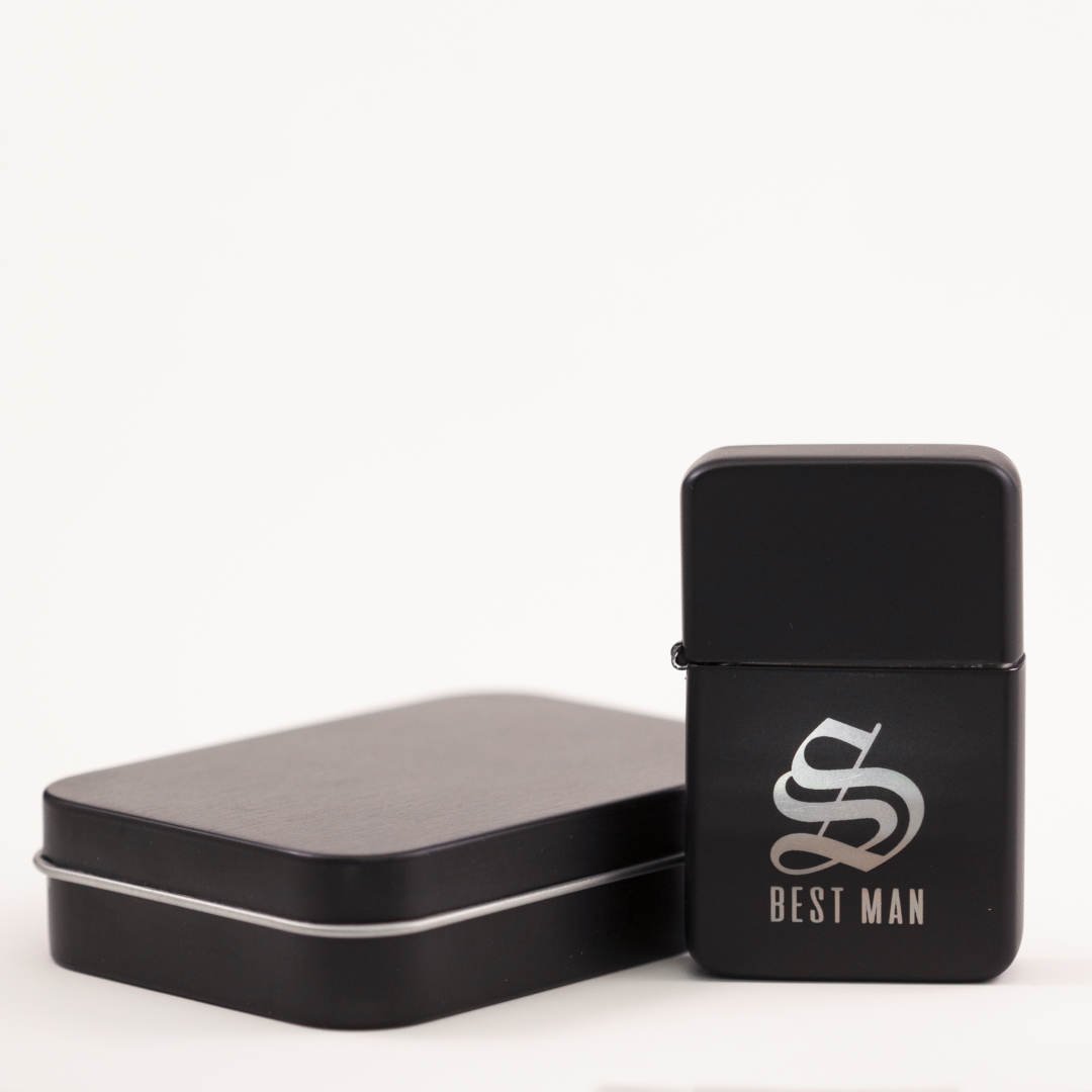 Une boîte en métal noire rectangulaire à gauche et un briquet noir avec un logo 