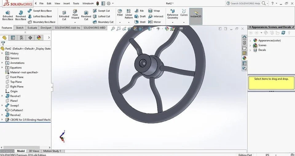 Capture d'écran d'une modélisation 3D dans SOLIDWORKS montrant une pièce mécanique en forme de roue avec une structure centrale et quatre bras radiaux.