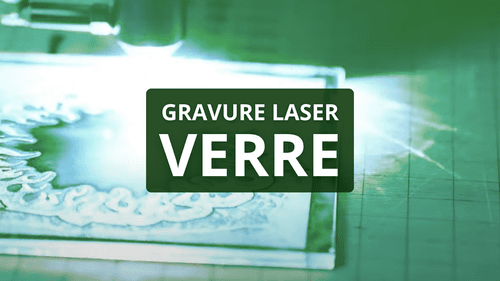 Plaque de verre gravée au laser avec des motifs décoratifs.