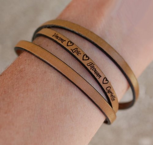 Bracelets en cuir gravés au laser avec des messages personnalisés.