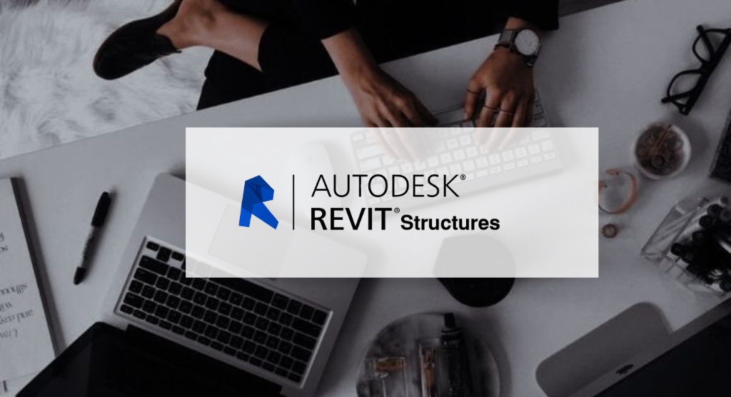 Une personne utilisant un clavier d'ordinateur sur un bureau avec un ordinateur portable, un stylo, des lunettes, une tasse, et divers objets de bureau