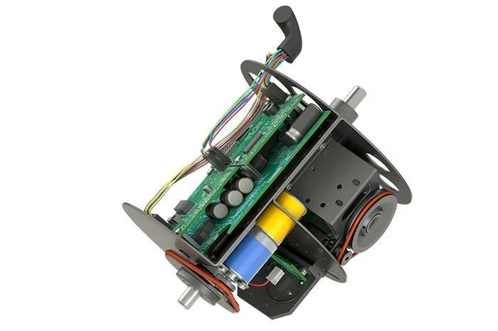 un robot en cours de montage, montrant ses composants électroniques et mécaniques internes