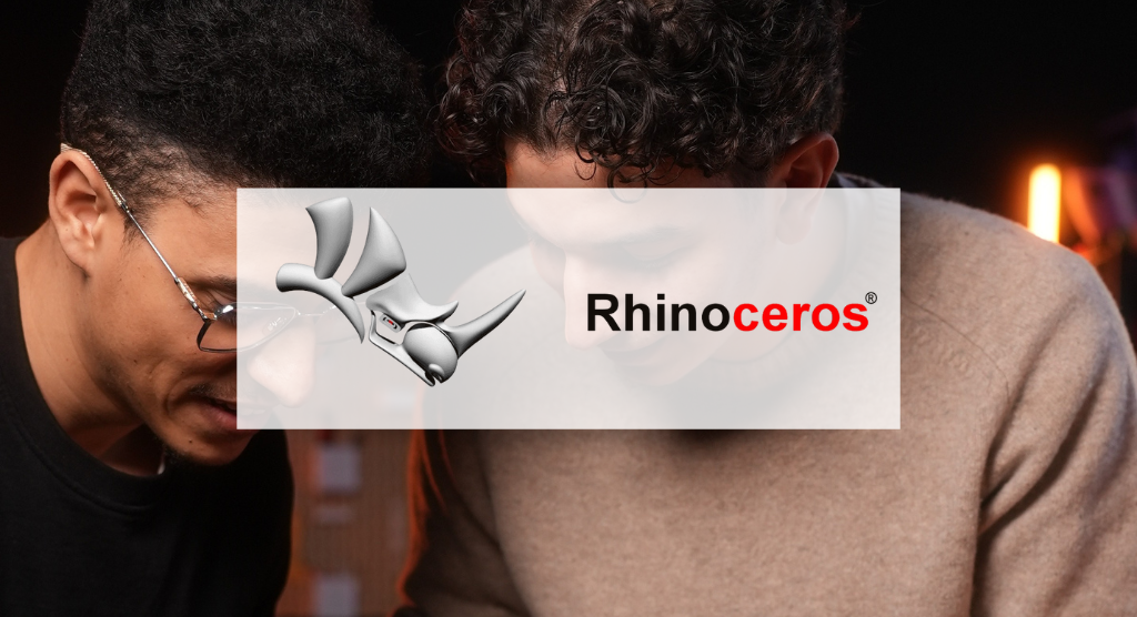 Deux jeunes hommes regardant quelque chose ensemble, avec un logo 'Rhinoceros' superposé sur l'image.
