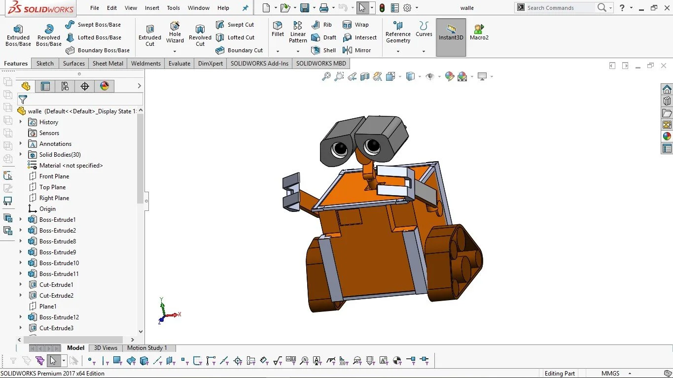 Une capture d'écran d'un modèle 3D dans le logiciel SOLIDWORKS représentant un robot compact avec un corps en forme de cube orange, deux grands yeux mécaniques, et des bras minces. Le robot est doté de chenilles en dessous, lui permettant de se déplacer.
