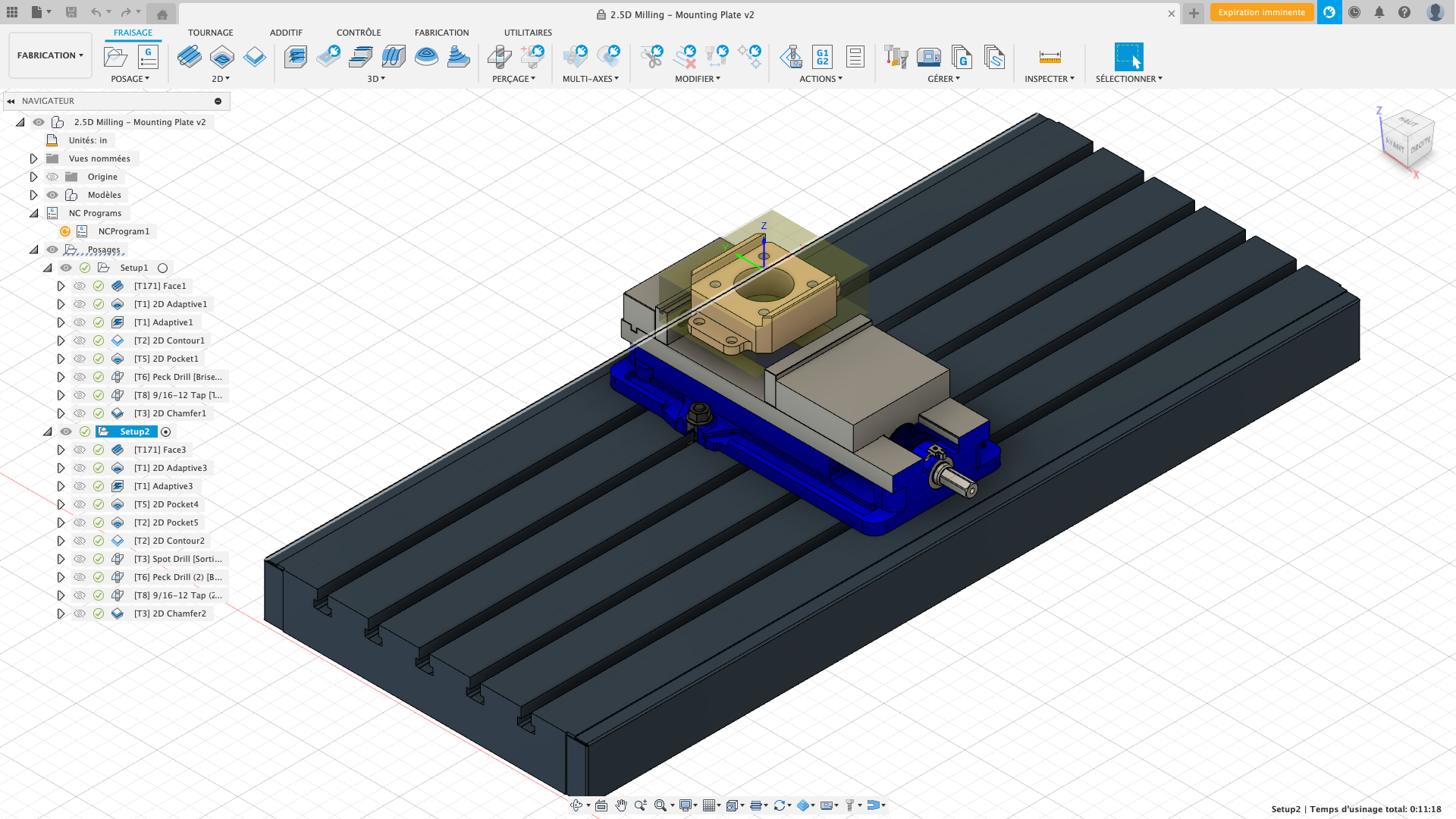 Modèle numérique 3D d'une pièce de fixation montée sur une plaque de montage, utilisée dans le centre d'usinage. Le modèle montre une conception détaillée avec différentes couleurs pour chaque composant, incorporant diverses fonctionnalités pour le processus d'usinage.