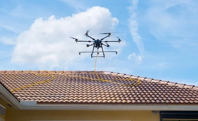 Nettoyage d’une toiture résidentielle par drone