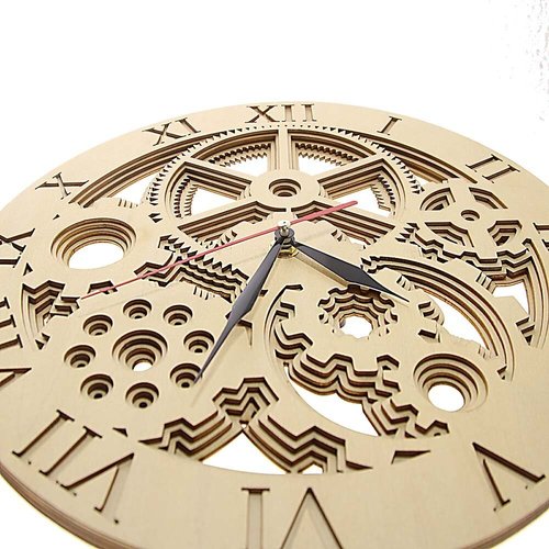 Horloge murale en bois avec chiffres romains gravés au laser.