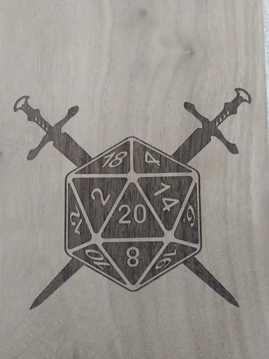 Un symbole de jeu de rôle avec un dé à vingt faces, deux épées croisées derrière, tous sur une surface en bois.