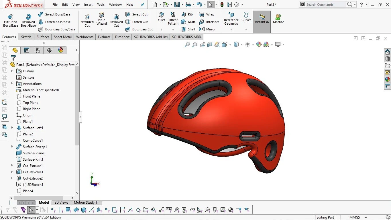 Modèle 3D d'un casque de sport rouge avec des emplacements en noir dans le logiciel SOLIDWORKS.