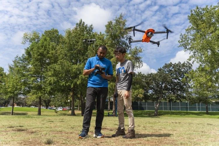 Deux stagiaires réalisant un exercice de pilotage avec un drone