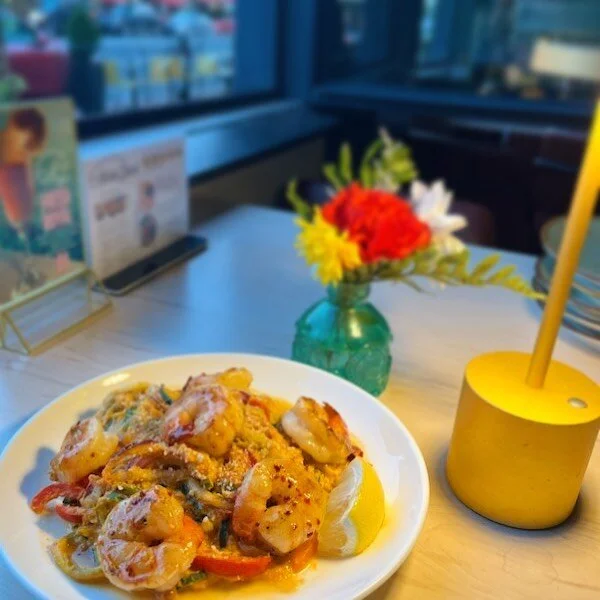 Light but satisfying. Our spaghetti squash and honey 🍯 vinegar shrimp 🍤 is what your looking for this weekend 
#archiegrand #dontbeaveragebegrand