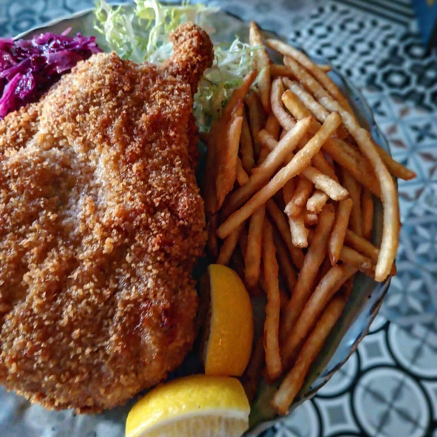 🍻It&rsquo;s #oktoberfest Szn 🍻 
Check out our delicious Pork Chop #schnitzel with classic French fries, red cabbage and little wedge of lemon 🍋 
#archiegrand #dontbeaveragebegrand