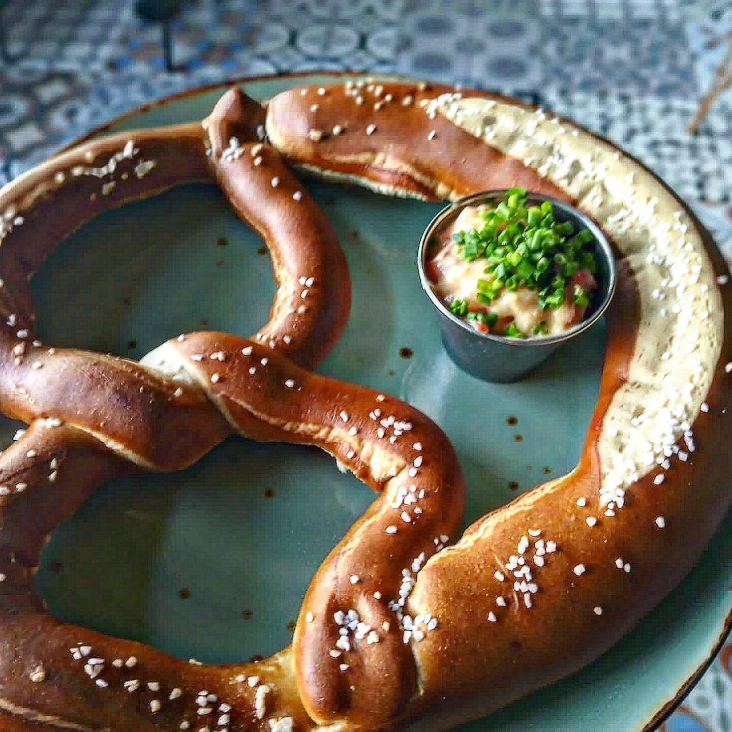 😃 We&rsquo;re all about happy food 😃 
You&rsquo;ll be smiling too after enjoying our Bavarian Pretzel 🥨 
#archiegrand #dontbeaveragebegrand 
#oktoberfest