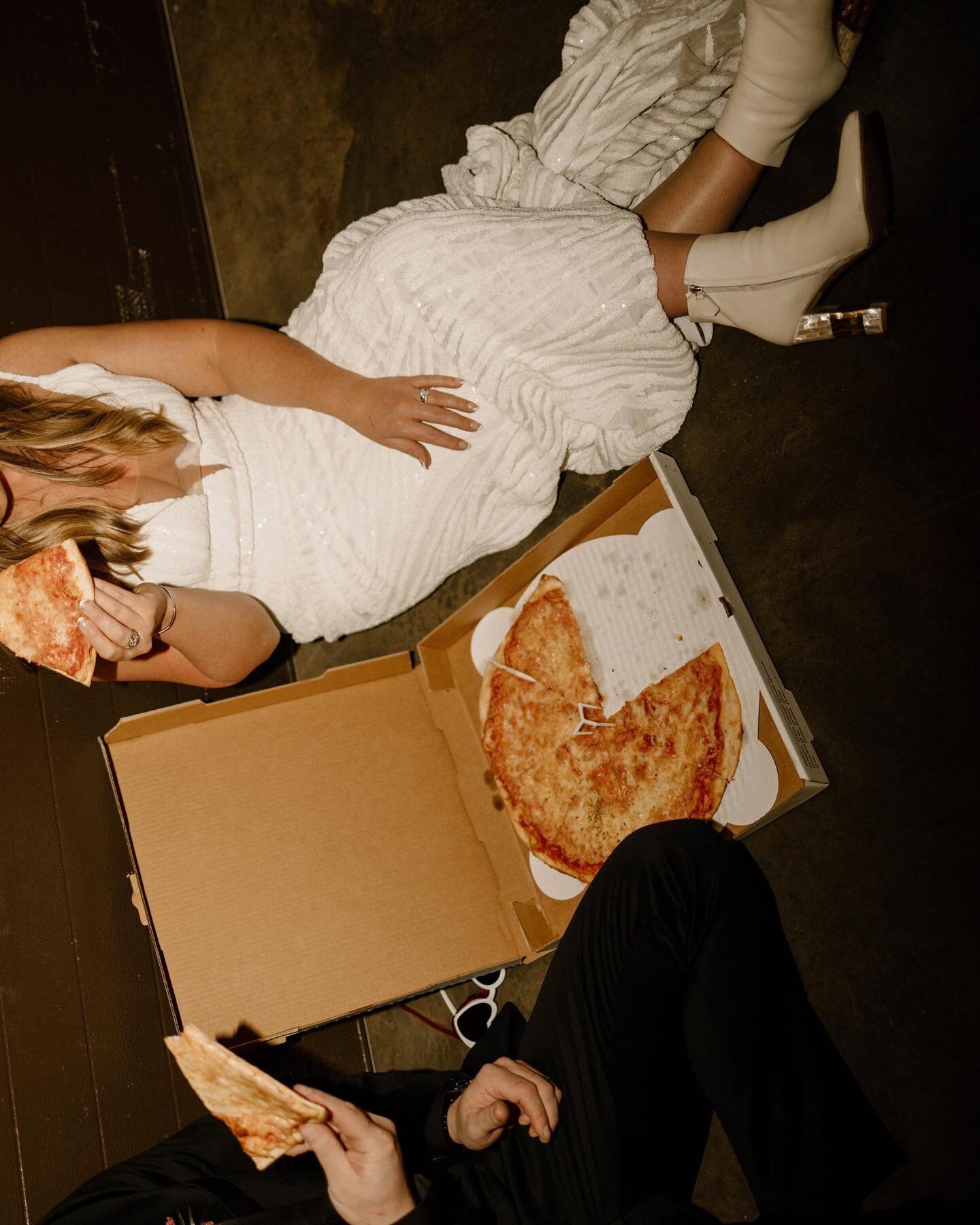 📣 Friendly reminder to do whatever you want at your wedding: pizza eating included 🍕 

Second shot for: @laurenpippinphoto