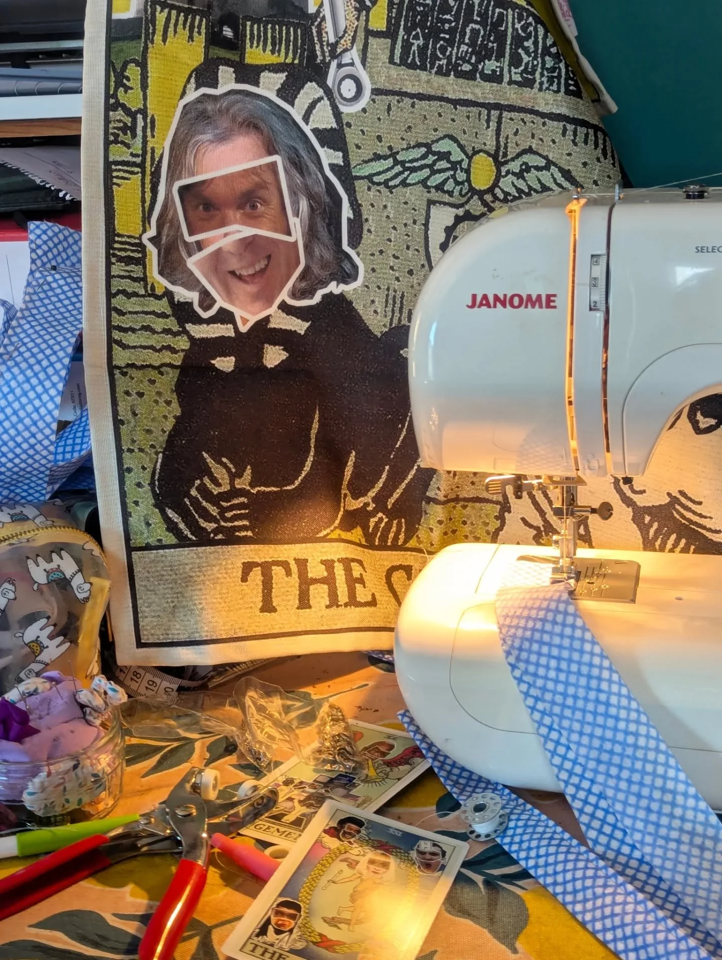 'Mames Jay' supervising my attempts to sew tapestry tabs from dish cloths 😂👍

#domesticfolklore 
#sewingissexy 
#tarotgram 
#kitschcraft 
#degreeshowstress