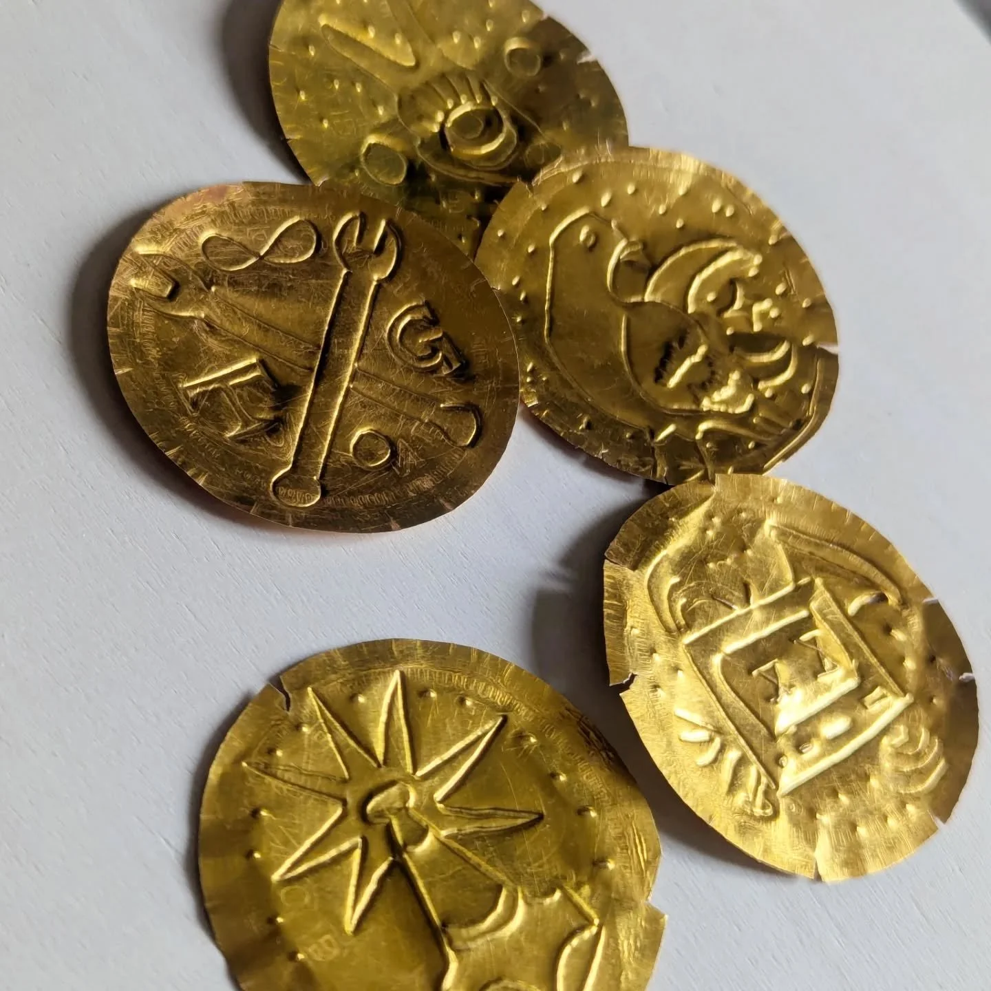 Tin tat trinkets 

#folkvibe 
#tinfoilhatbrigade 
#holytrafficcone
#pigeonsloversofallkinds 
#charityshoptat