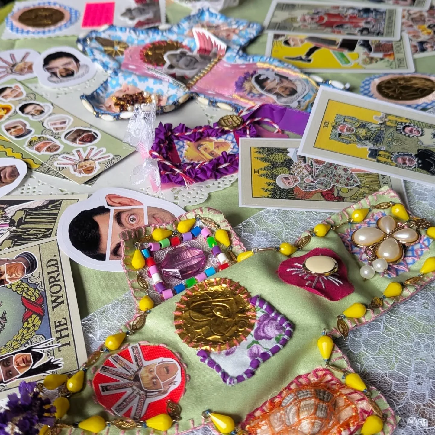 Absurdity and chaos, did you really think it would be anything else?! 😂 

#kitschtastic 
#domesticfolklore 
#tackychic 
#artgasm 
#chaoscraft