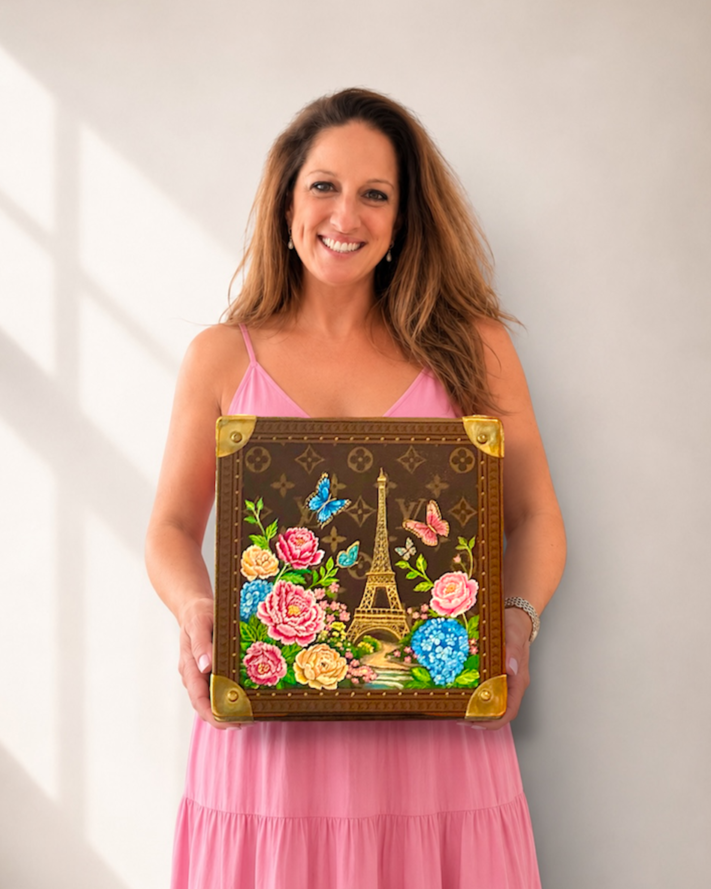 A jewelry trunk reimagined. An LV jewelry trunk my client thought was ruined. Now painted with her favorite peonies, butterflies, The Eiffel Tower and La Seine. A travel memory comes to life with my paintbrush.