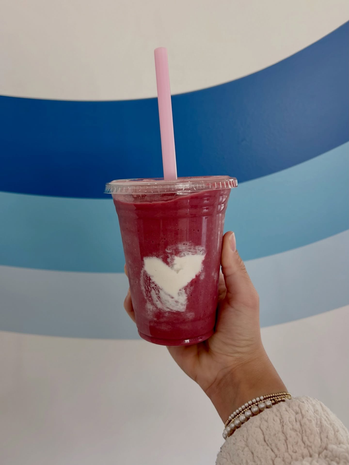 Meet your February crush 💋🍓 Our Strawberry Dream smoothie is the perfect mix of sweet and refreshing. We know it&rsquo;ll be love at first sip! 😋 Now available for preorder in the Swell Studio app!

What&rsquo;s in it?👇
🍓Strawberry 
🍒Cherry
🍌B