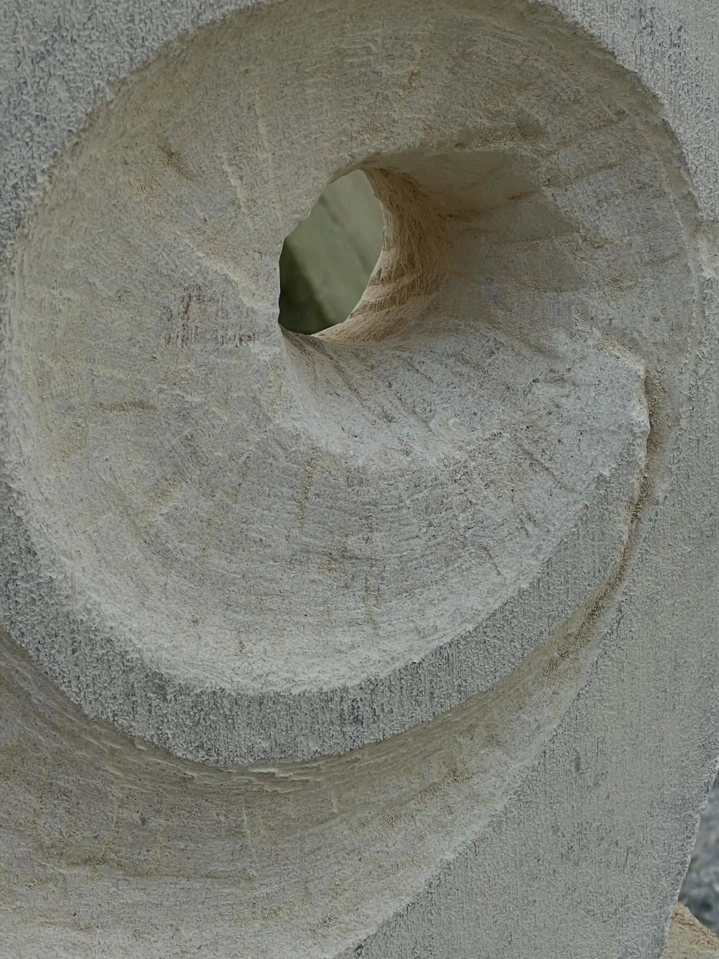 Working on a new stone and some way to go, sub zero temperature but the sun shone. If anyone fancies a weekend stone carving course in Gloucestershire, let me know. #stonecarving #stonesculpture #cotswoldstone #sculpture #learning