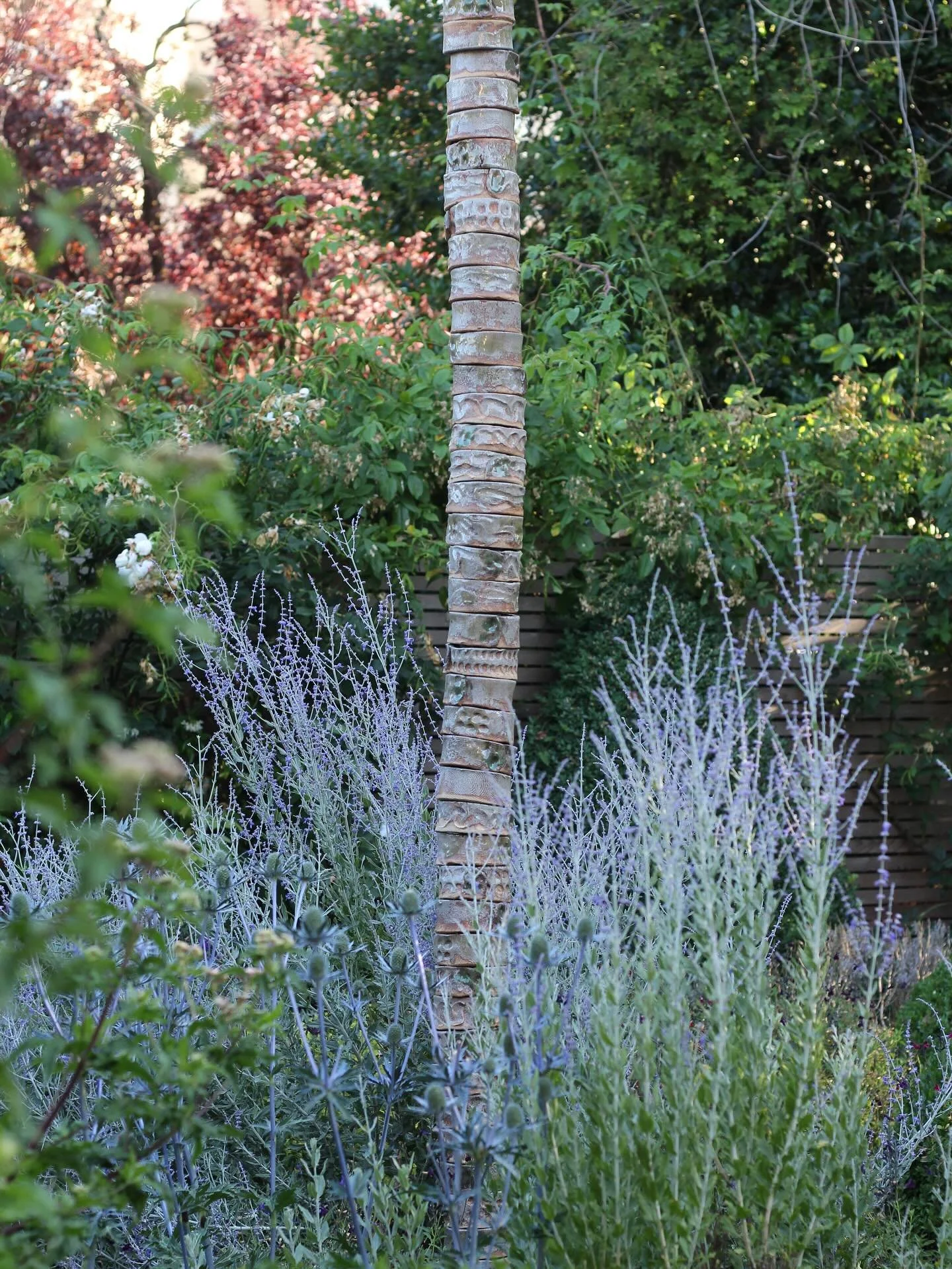 Stele among the beautiful flowers in the Royal Crescent Hotel Gardens. @axlearts sculpture exhibition @royalcrescent_hotel until mid September. Lovely spot for a relaxed meal or a drink. Free to also pop in to look at the sculptures. #sculpture #scul