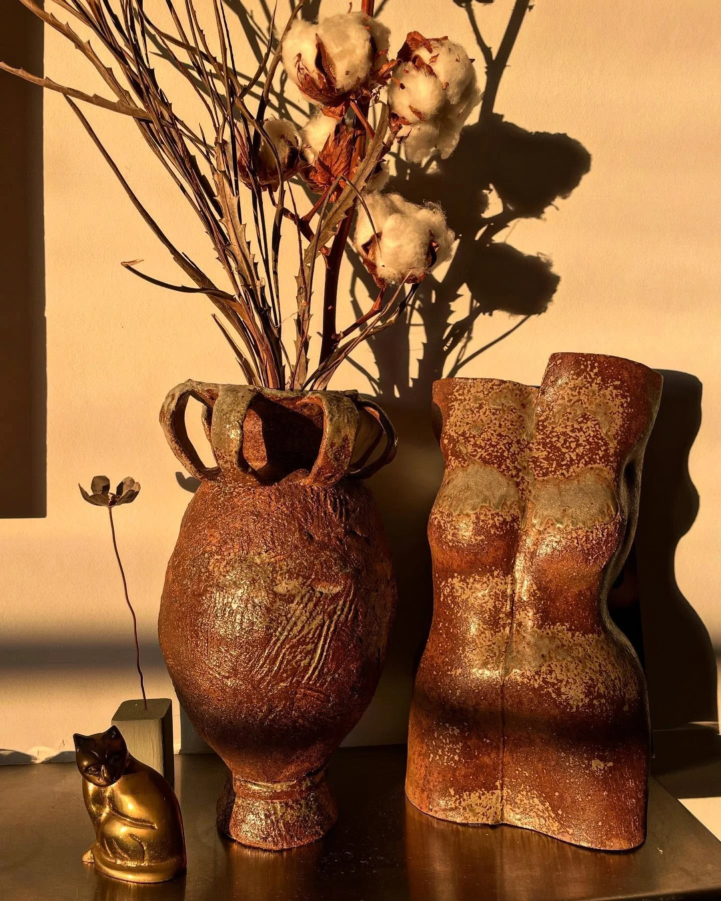Catch all the winter sunshine you can, ceramics glinting on the mantelpiece, vessel and bust made @forestrowschoolofceramics twigs @studio_nikasan #ceramics #ceramicvessel #pottery #forestrowschoolofceramics