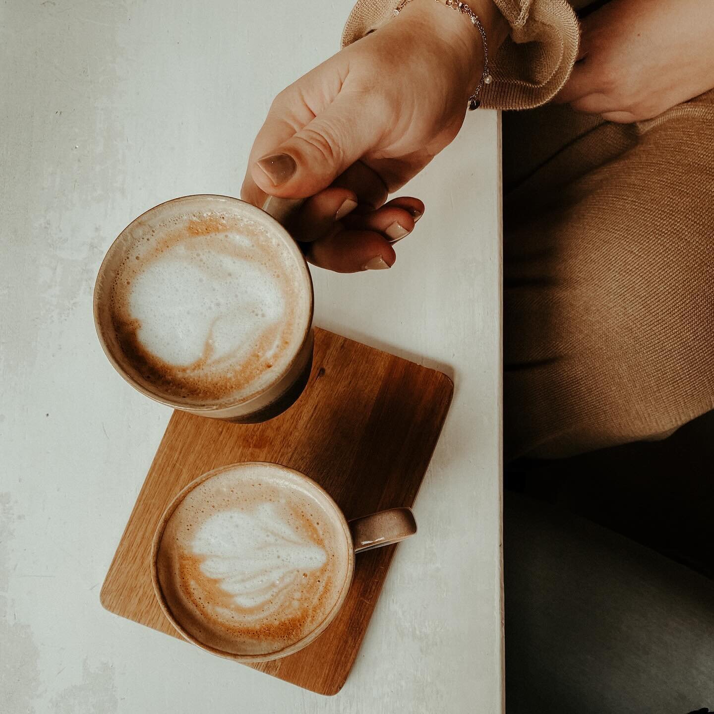 Starting the morning off right with a cozy cup of coffee ☕
Achter de schermen bruist het van energie met geweldige projecten. We maken op dit moment nieuwe bedrijven blij met hun flitsende huisstijl, anderen helpen we om volop te shinen met nieuwe br