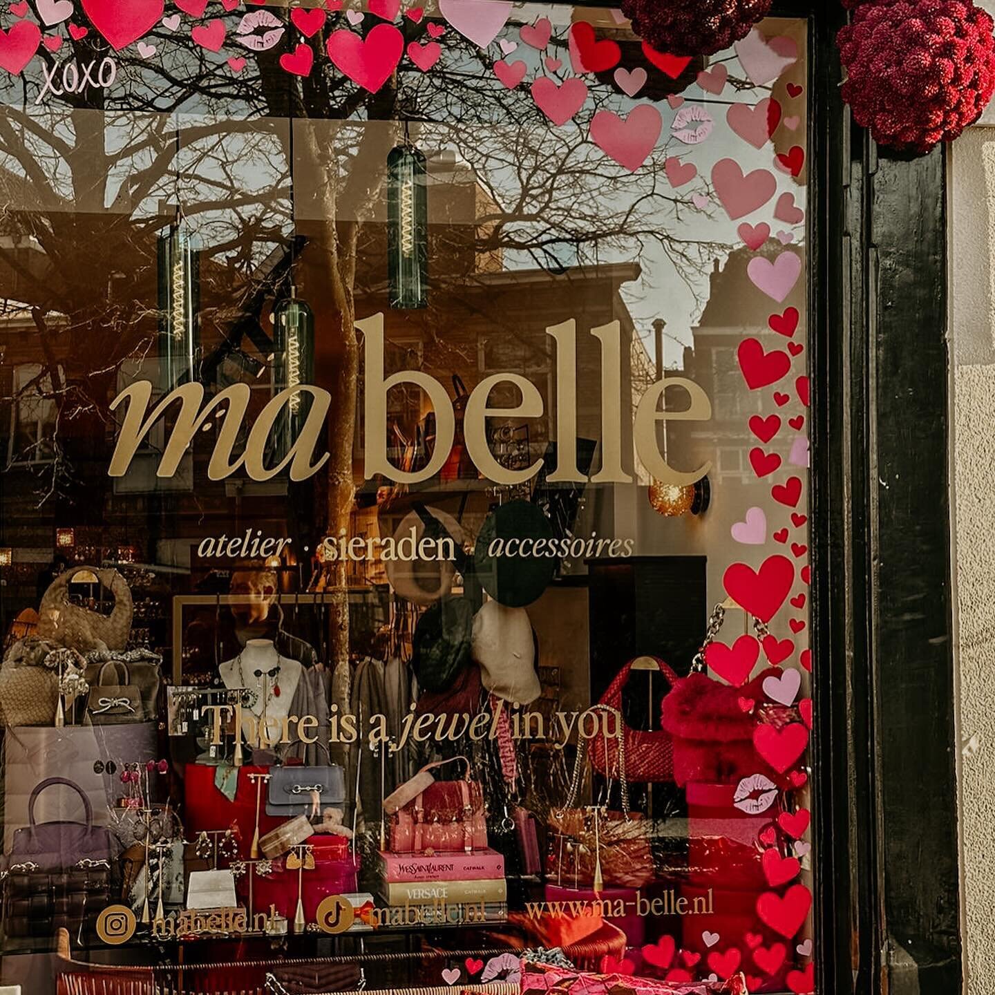 De nieuwe Valentijnsraamstickers voor Ma Belle zijn zojuist geplakt. Isn&rsquo;t she lovely? 💖✨

#raamstickers #stickers #ontwerpmaat #valentijnsstickers #winkelpandreclame #maatwerkdesign #decoratiestickers #reclamestickers #personalisatiestickers 
