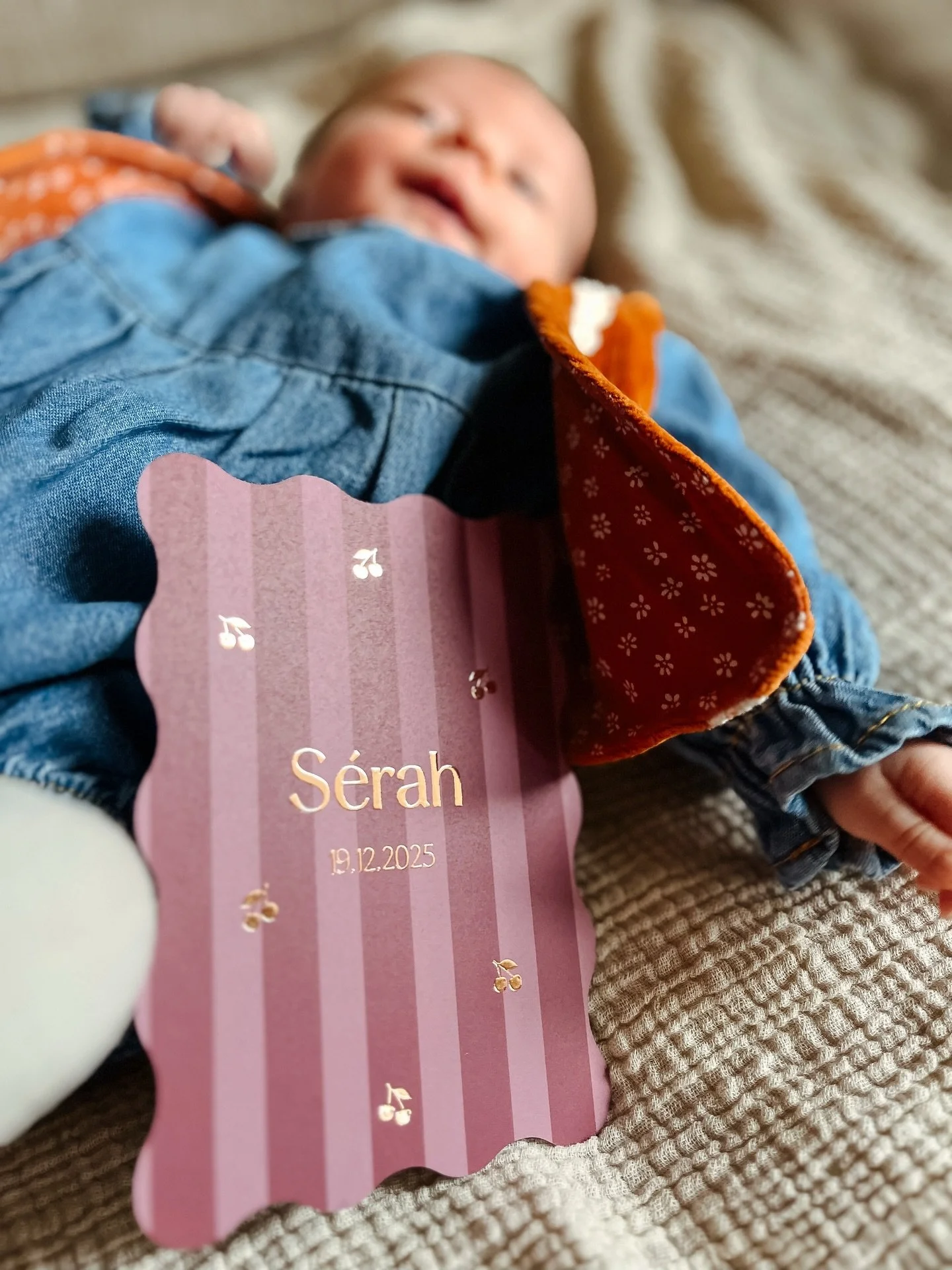 𝗞𝗲𝗿𝘀 𝗼𝗽 𝗱𝗲 𝗸𝗮𝗮𝗿𝘁🍒
Het geboortekaartje van onze dochter, met een golvende vorm en gedrukt op Polare papier, zodat de rosefolie prachtig naar voren komt.

Het kersenthema hebben we doorgetrokken op de verpakking van de suikerbonen en de s