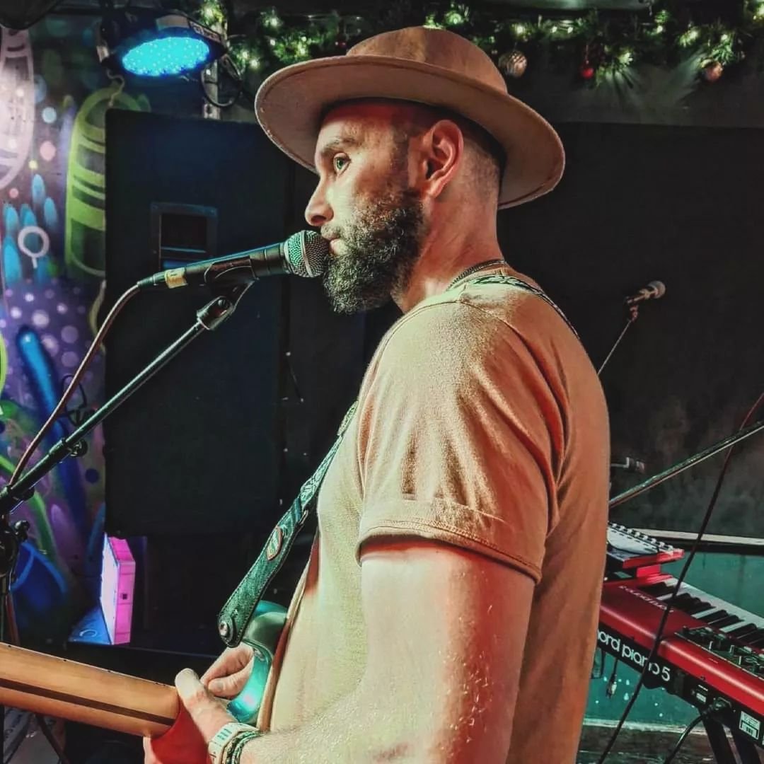 Your entertainment this Friday are coming all the way from Bristol.
@drew_neirin_makes_music
performs a combination of bluesy, soulful &amp; easy listening sounds with a unique &amp; strong, soulful singing voice, and a distinct, contemporary style o