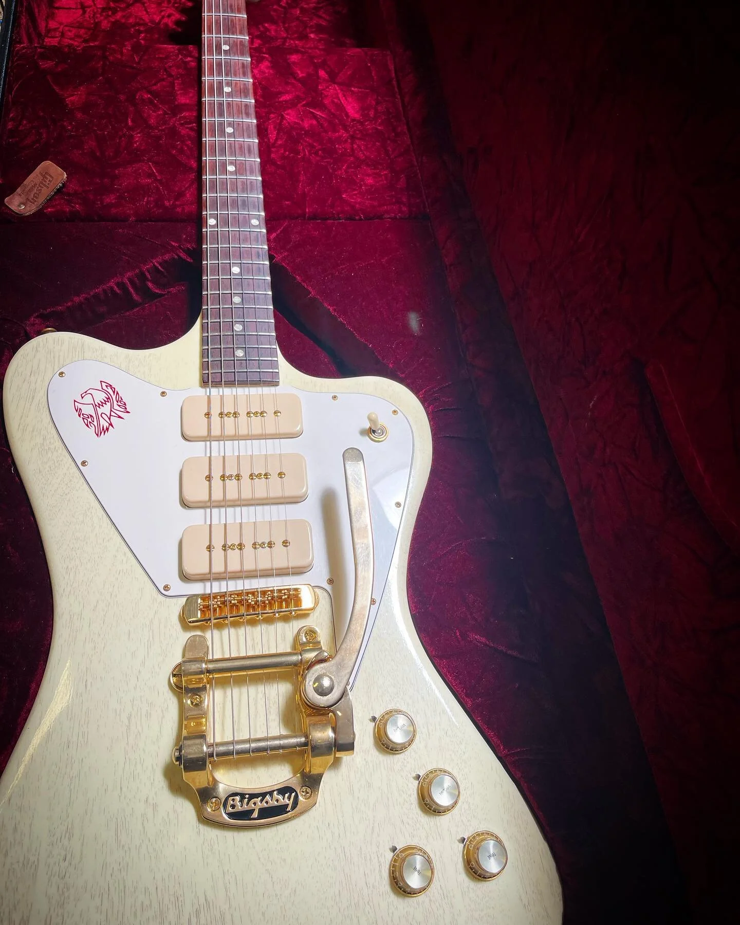 Just sold my Gibson Firebird. Might be sad ๐.. had to console myself somehow ( thanks to @superfooski ) for the cigar .. the palm tree was just nice to look at ..#gibsonguitars #gibsoncustomshop #gibsonfirebird #gibsonfirebirdnonreverse #cigar #oldf