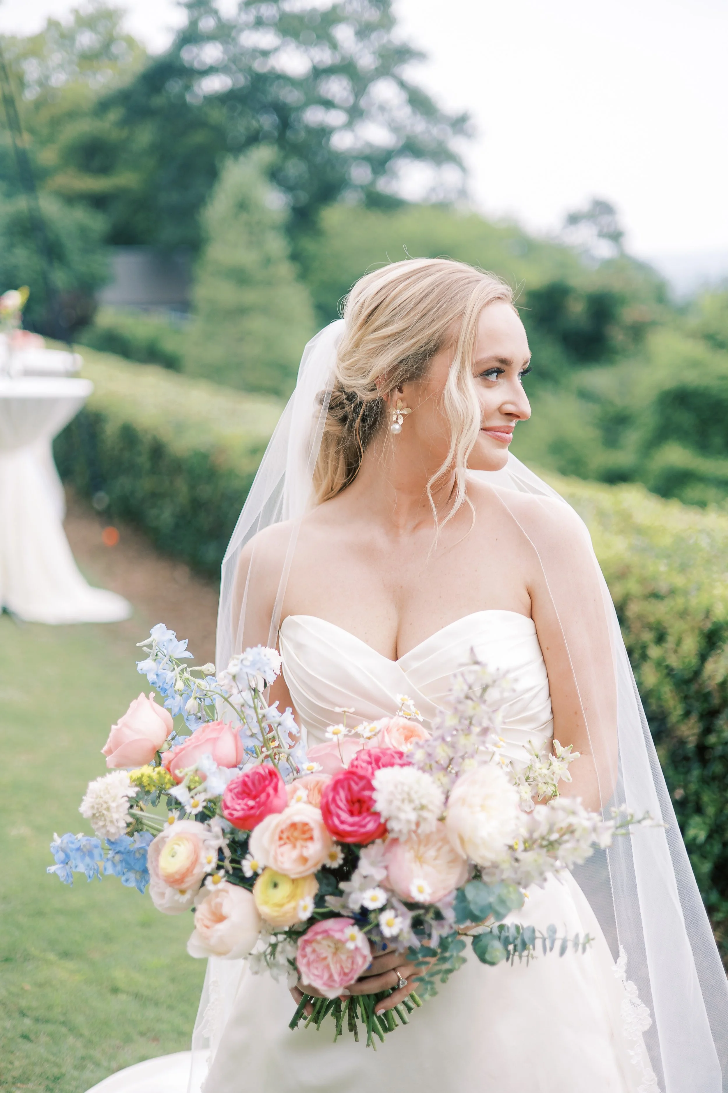 bridal bouquet spring colors