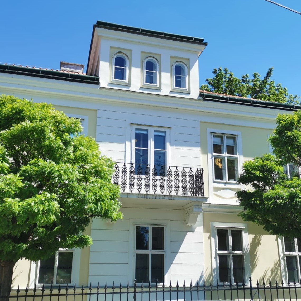 Zentrale Lage in 1130 Wien – Gute Erreichbarkeit mit U-Bahn und Parkplätzen