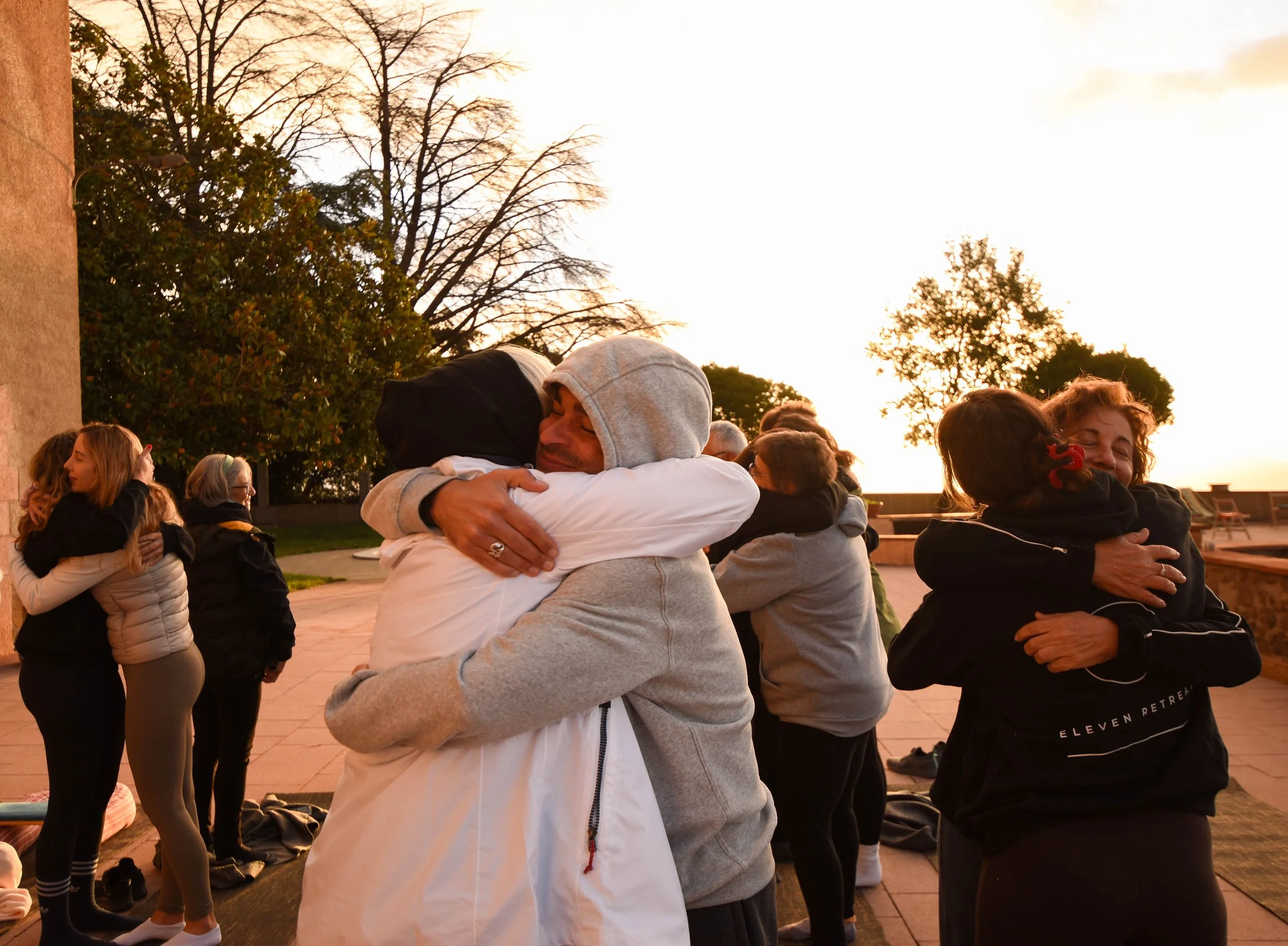 Hiperconectados y solos: el costo invisible de intentar sostenerlo todo en silencio