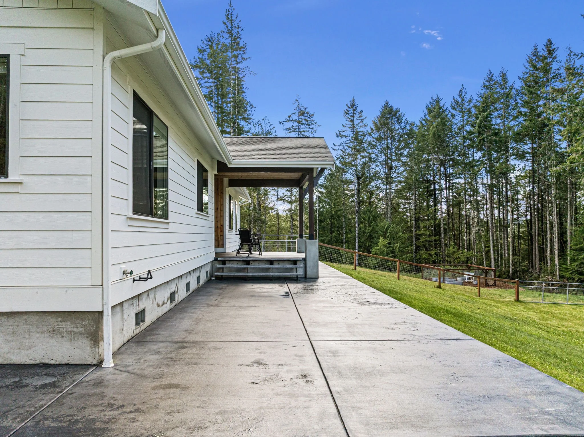 7-web-or-mls-10128-merlin-ln-nw.jpg