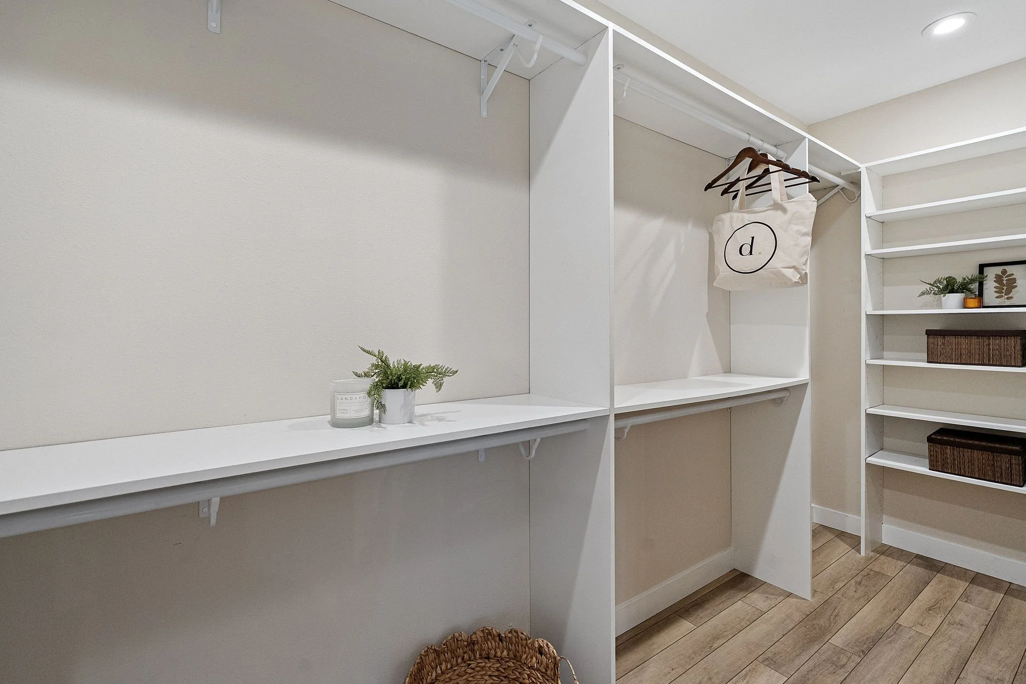 12-web-or-mls-10128-merlin-ln-nw.jpg